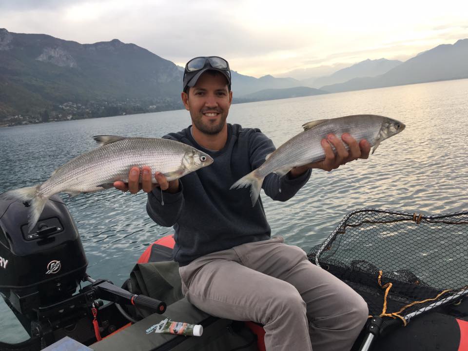 Pêcheur avec deux poissons.
