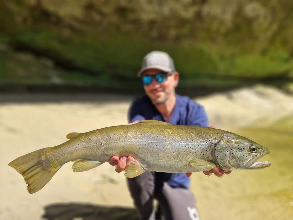 Pêcheur avec un grand brochet.