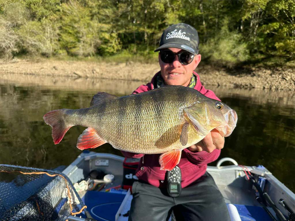 Pêcheur avec un black-bass.